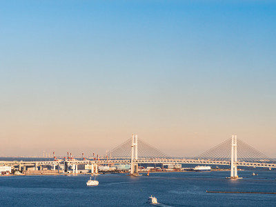 日本横滨的风景。海湾大桥和东京湾。