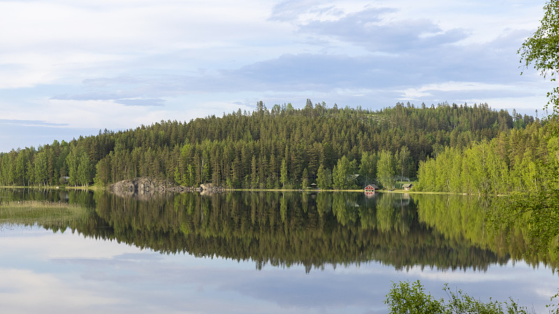 宁静的湖Päijänne在Jämsä在芬兰的夏季天气