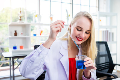 一个女性研究人员在化学实验室里进行研究的科学家拿着试管和样品在实验室分析的背景