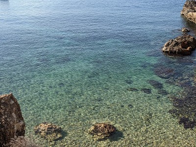 热带海岸上透明的海水。夏天宗教节日的概念