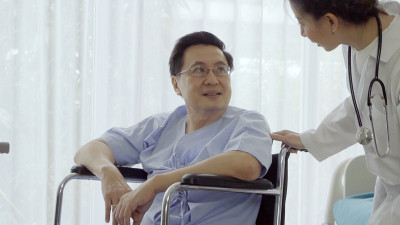 医生在医院或诊所照顾病人。医疗保健的概念。