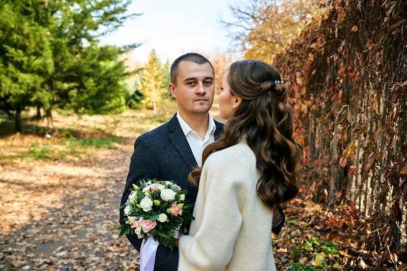 年轻男女刚刚结婚。幸福家庭的概念。现代家庭户外。