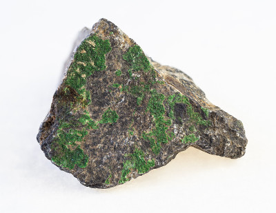uvarite石榴石晶体在粗糙的铬铁矿岩石