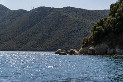 从海上看的希腊岛。希腊莱夫卡达岛美丽的海景。