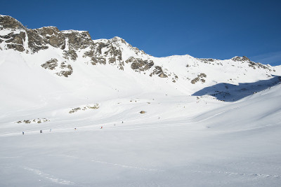 全景式下的雪覆盖山谷在阿尔卑斯山脉