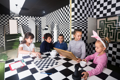 孩子们在象棋任务室讨论游戏