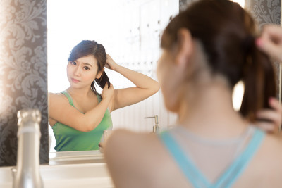 迷人的亚洲女人在更衣室放松
