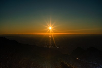 哈鲁纳山顶的第一次日出