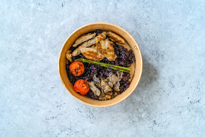 健康食品碗，鸡肉，黑米或菰米，蘑菇，牛油果泥和烤番茄，塑料外卖碗
