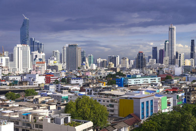 曼谷城市天际线与蓝天背景的城市景观，曼谷是泰国的现代大都市，深受游客的喜爱
