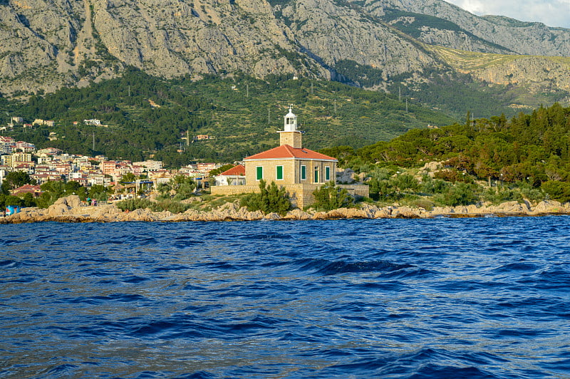 灯塔在Makarska