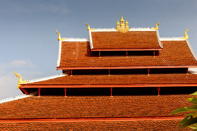 Vatmay Souvannapoumaram寺庙综合体的屋顶，它是琅勃拉邦的佛教综合体之一，是联合