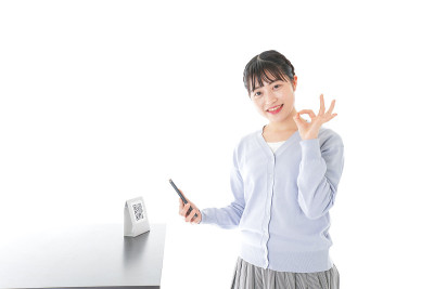 年轻女子用电子货币支付