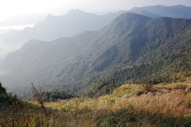 山脉连绵，日出日落在山中。