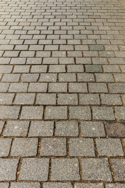砖石街道道路背景。灰色的人行道上