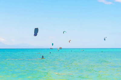 风筝在西班牙的海浪上冲浪，水彩画