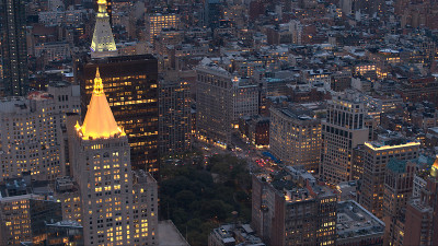 航拍图:黄昏时分，熨烫大厦(Flatiron Building)位于百老汇和第五大道的交叉口