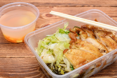 快餐，炸鸡配米饭，卷心菜和汤