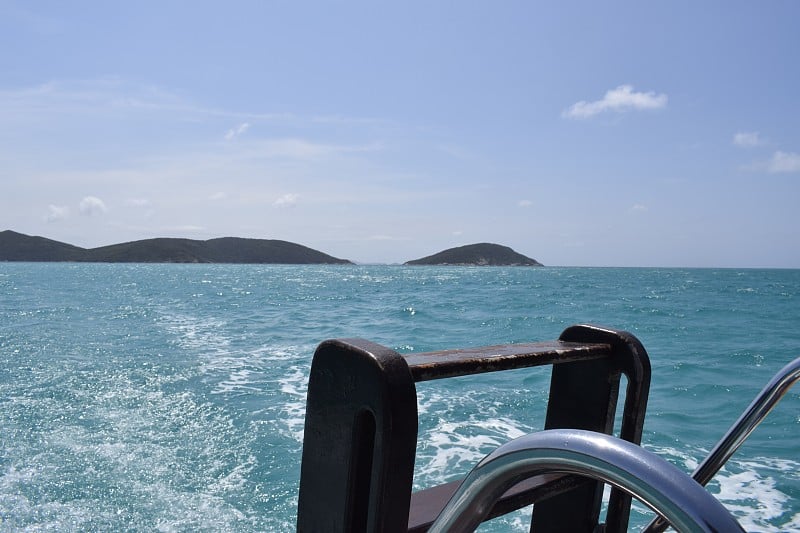 海军楼梯，船上设备。蓝色的大海。岛屿的观点。里约热内卢，Arraial do Cabo