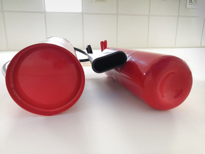 灭火器低角度视图