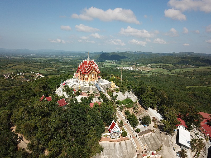 帕普海龙寺:山顶上有一座美丽的教堂。泰国那空Ratchasima