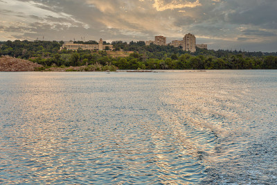 Zaporizhia城市景观与戏剧性的天空，乌克兰。