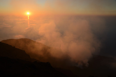 壮观的日落从斯特龙博利火山山顶，意大利西西里岛