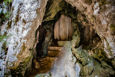 泰国帕拉雅·那空洞，Khua Kharuehat亭庙，位于泰国巴育普·基里汗Khao Sam Roi