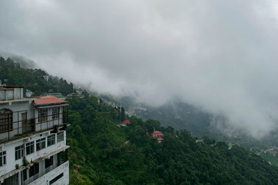 穆梭里山水在多云雨季季风季节