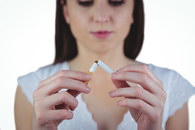 女人把香烟掰成两半