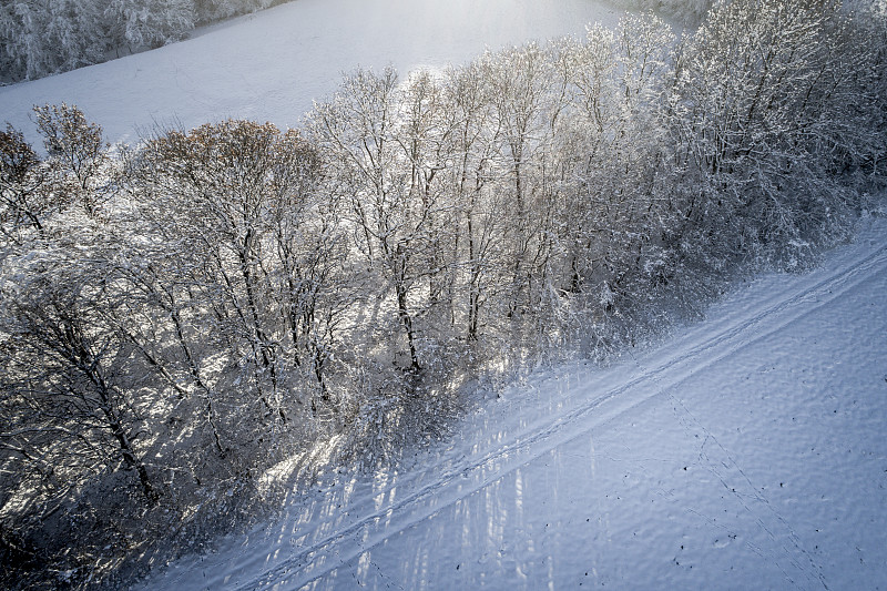 空中的冬季仙境与下奥地利雪林的嗡嗡声