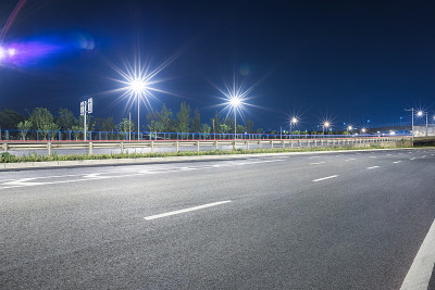 夜间空无一人的高架公路
