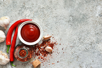 经典的番茄酱和香料在混凝土背景下。从以上观点。