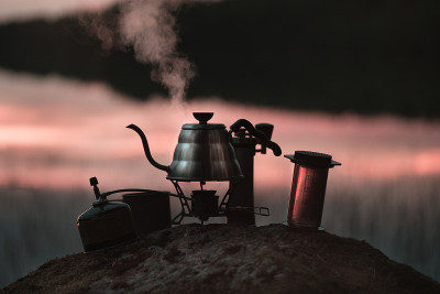 晚上或早上煮水壶和咖啡或茶的配件