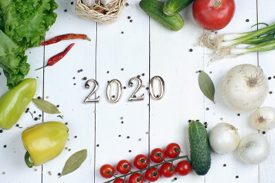 金色数字2020位于白色木质背景下明亮的蔬菜中间