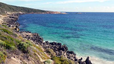 绿松石清澈的海洋徒步沿着海角到海角徒步旅行