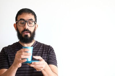 犹太人留胡子的男人在做基杜什，这是犹太人对安息日的祝福。