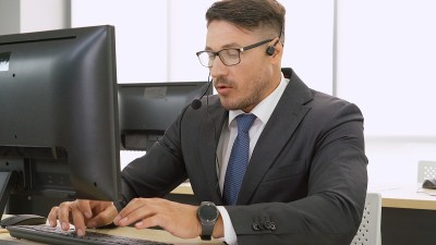 商务人员戴着耳机在办公室工作