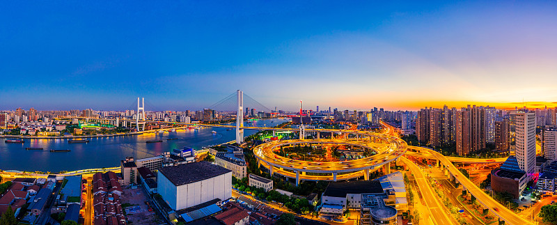 美丽的南浦大桥夜景。