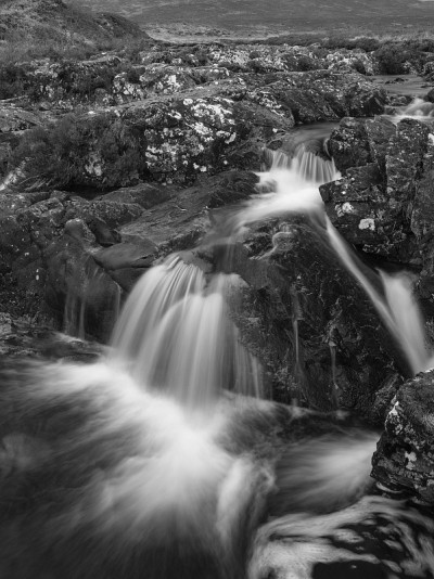一个冬天的早晨，苏格兰高地Buachaille Etive Mor瀑布的史诗般的黑白景观图像，长时间