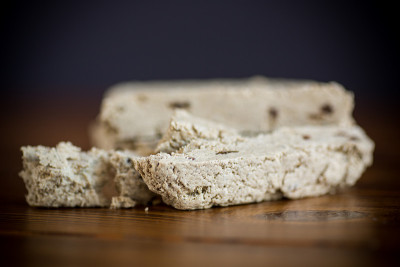 木桌上放着一块甜halva