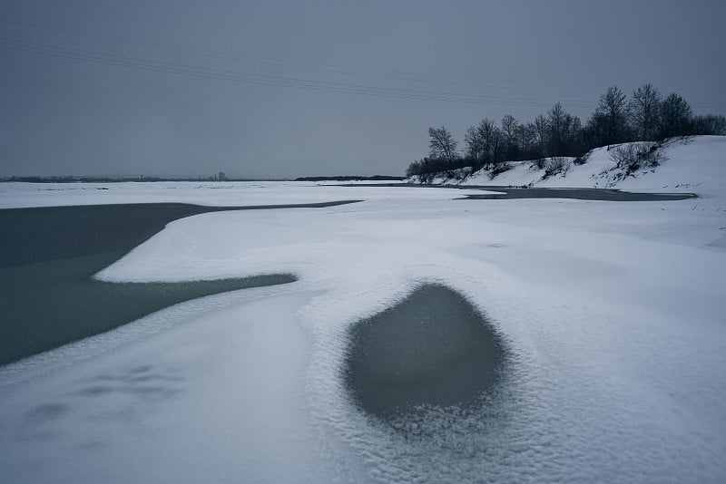 泽雅河上大雪纷飞。