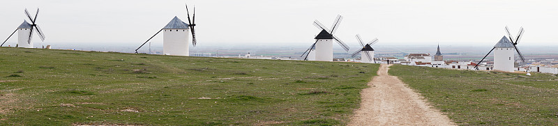 坎波·德克里普塔纳(Campo de Criptana)小镇上方拉曼查(La Mancha)历史悠久