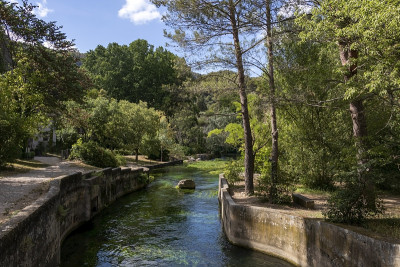 Fontaine-de-Vaucluse老城区，位于法国南部普罗旺斯的一个迷人的中世纪村庄