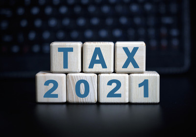 2021概念-税务文本在木制立方体上的黑色键盘