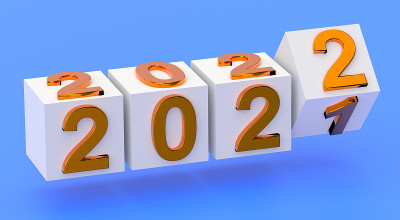 新年假期概念。2022号立方体将取代2021年