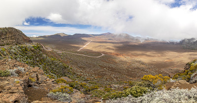 在留尼旺岛的平原的全景与方式火山Piton de la Fournaise