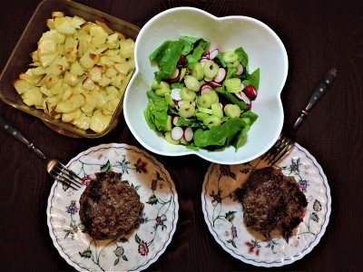 蔬菜沙拉配肉和炸土豆。自制的。