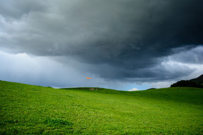 雨落绿山