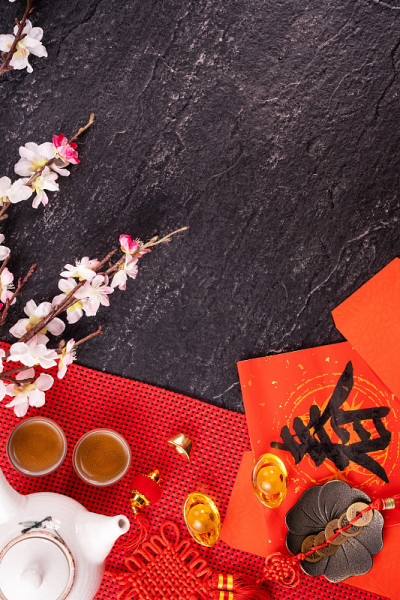 中国农历一月新年的设计理念-节日饰品，红包(ang pow，红包)，俯视图，平铺，头顶上方。